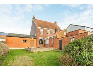 charmante maison avec grand jardin et deux garages
