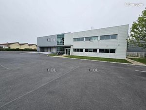 Local industriel 2 212 m²