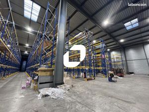 Local industriel 4 886 m²