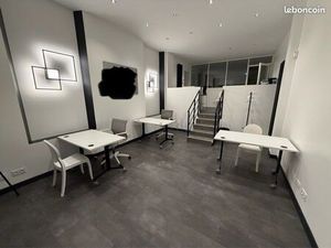 Bureau avec vitrine sur rue passante secteur Mairie