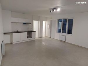 Rez-de-chaussée rénové 52 5m² – T2 bis avec cour extérieure 18m²