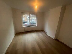 rdc 1 chambre rénové avec terrasse  jardin et cave.