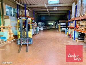 Local industriel 2 233 m²