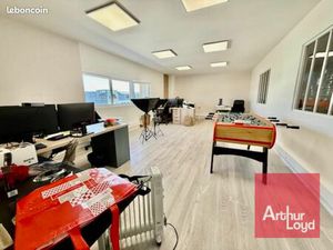 Local industriel 841 m²