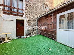 Maison de village avec garage et extérieur