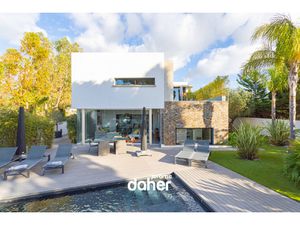 Sanary-sur-mer : villa d'architecte avec vue mer et prestat