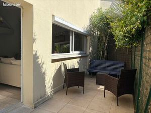 Maison T2 meublée avec terrasse en fond de jardin