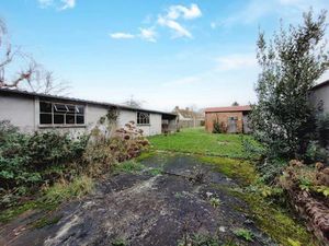 Maison à rénover + grandes surfaces de stockage