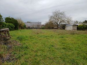 Terrain constructible avec ancien hangar à charpente métalli