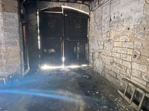 Grand garage fermé 2 places - location temporaire - Centre-ville / Halles Laissac / Rondel