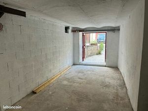 Entrepôt au port dans résidence sécurisée