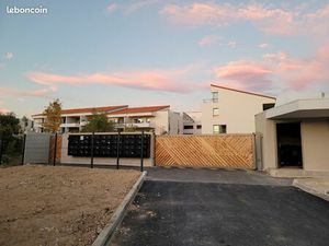 Box fermé grande profondeur 16 m² résidence sécurisée quartier Séveriers proche Ciffreo Bo