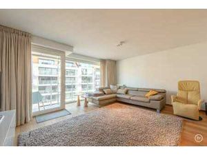 Appartement récent avec une belle façade large situé au cen