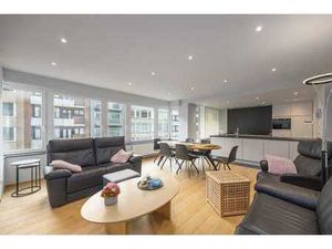 Gerenoveerd 2-slaapkamer appartement met inpandige garage...