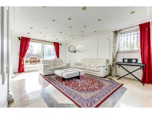 Saint Cloud - Boulevard de la République- 10 min à pieds de la gare de Saint Cloud.