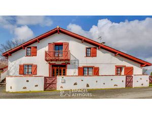 Maison authentique basque avec vue dominante sur les collines