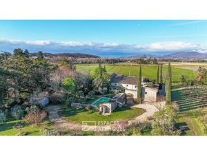 Maison de caractère avec dépendances  terrain  piscine chauffée et vue imprenable