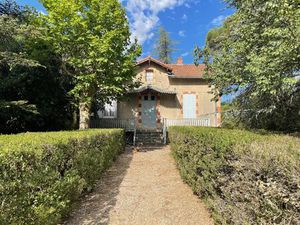 SAINT-CHAPTES  maison à rénover avec jardin de 1600 m²
