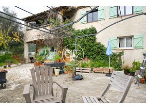 Hyères  secteur de Costebelle  maison composée de 2 logement