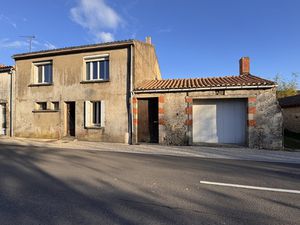 A 10 MIN D'AIZENAY  maison de ville en pierres avec jardinet