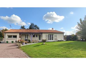 BELLE MAISON DE PLAIN PIED AVEC PISCINE