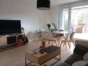 T2 meublé avec terrasse de 30 M2. Résidence de standing avec ascenseur. Marché