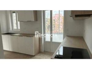 SALON DE PROVENCE   quartier proche du centre ville  appartement totalement rénové de 3 pi