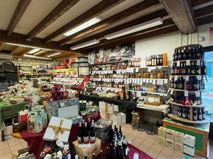 Fonds de commerce (cave) avec en sus les murs  la maison att