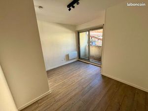 Studio avec balcon - plein centre