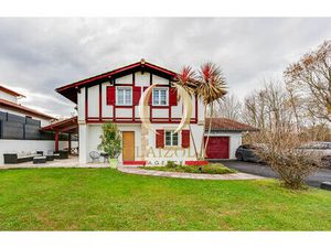 SAINT-PÉE-SUR-NIVELLE / AMOTZ- Maison récente avec garage dans quartier calme.