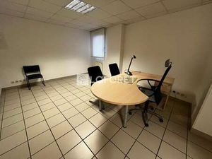 Location Bureaux et commerces à Elbeuf (76500) : à louer / 77m² Elbeuf