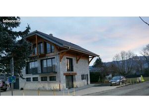 Appartement 4 pièces – 99 m² Charpente apparente