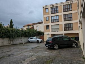 Place de parking privative dan résidence fermée