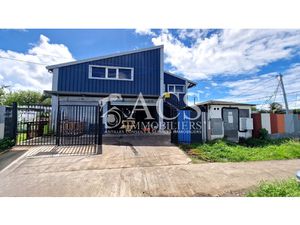 Local commercial lumineux avec grande salle et escalier exté