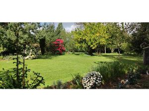 Vie de plain pied avec une chambre en rdc. Grand espace exterieur 5000m2