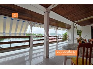 À vendre : Maison sur trois niveaux avec vue mer  divisée en