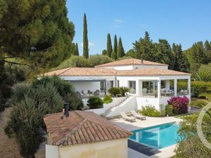 Château à rafraichir à Valbonne