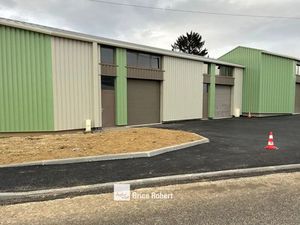 A louer et à vendre - Local d'activités avec une bonne visibilité - Civrieux