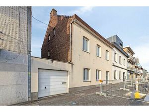 Te renoveren woning met 4 slpks  polyvalente ruimte en knusse tuin.
