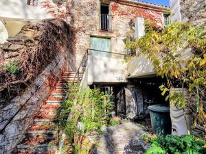 MAISON DE VILLAGE AVEC COUR