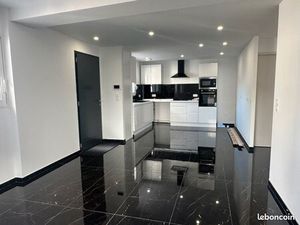 Maison ? rénovée avec terrasse et 2 places de parking