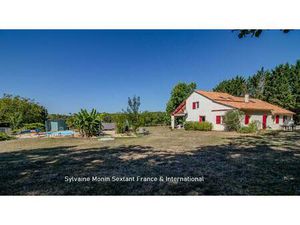 Superbe villa avec piscine implantée sur 1 5 hectare de terrain entièrement clos  offrant.