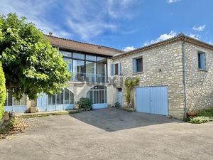 Maison de village en pierre avec extérieur et stationnement