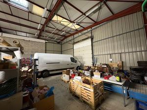 bâtiment mixte indépendant à Chassieu