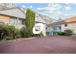 A VENDRE OU A LOUER  Bâtiment indépendant à louer au pied du RER B !