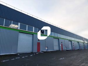 A LOUER  BELLE HAUTEUR SOUS PLAFOND