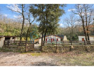 Maisonnette avec dépendance et carport  terrain arboré  perm