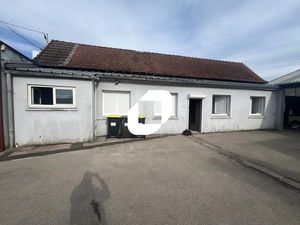 A LOUER  LOCAUX REFAITS A NEUF IDEALEMENT SITUES