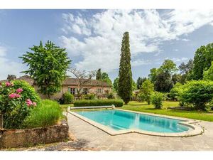 Maison  garage  jardin  piscine.