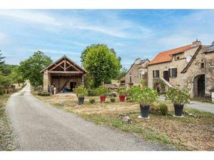 Maison de village  garage et jardin.